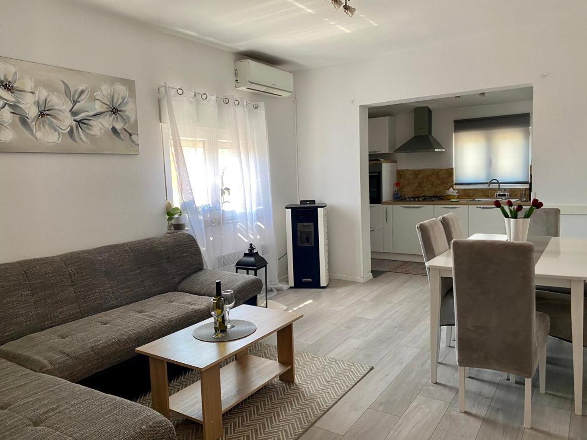 Appartamento Apartman Ivica Zara Esterno foto
