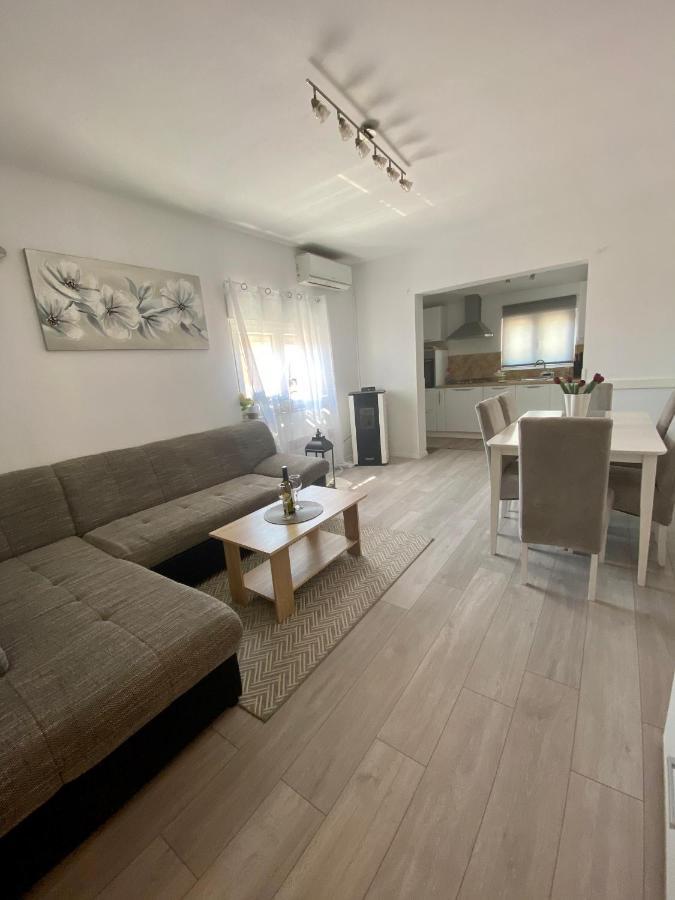 Appartamento Apartman Ivica Zara Esterno foto